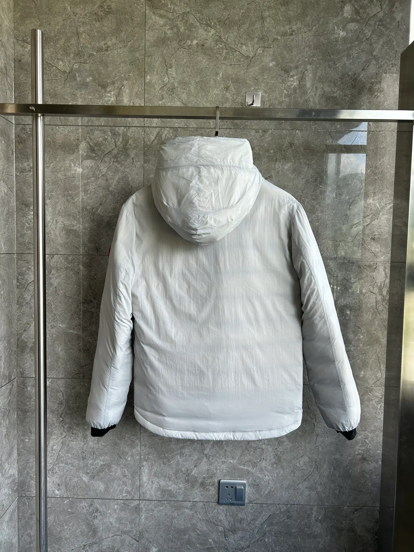 P940 5078M Lodge men's short hooded lightweight style. Color: white. Sizes: S M L XL XXL.